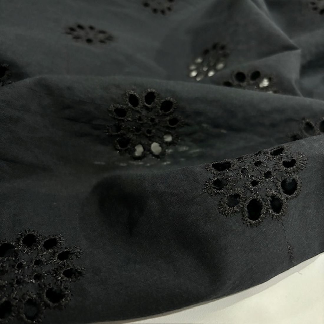 Çiçekli Saf Pamuk Fisto Kumaş Siyah S1