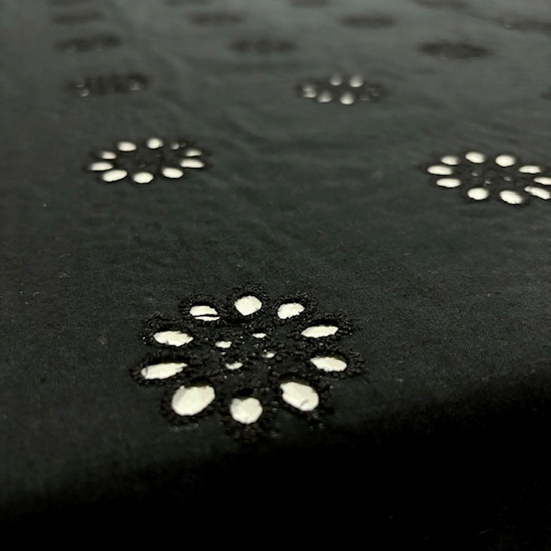 Çiçekli Saf Pamuk Fisto Kumaş Siyah S1