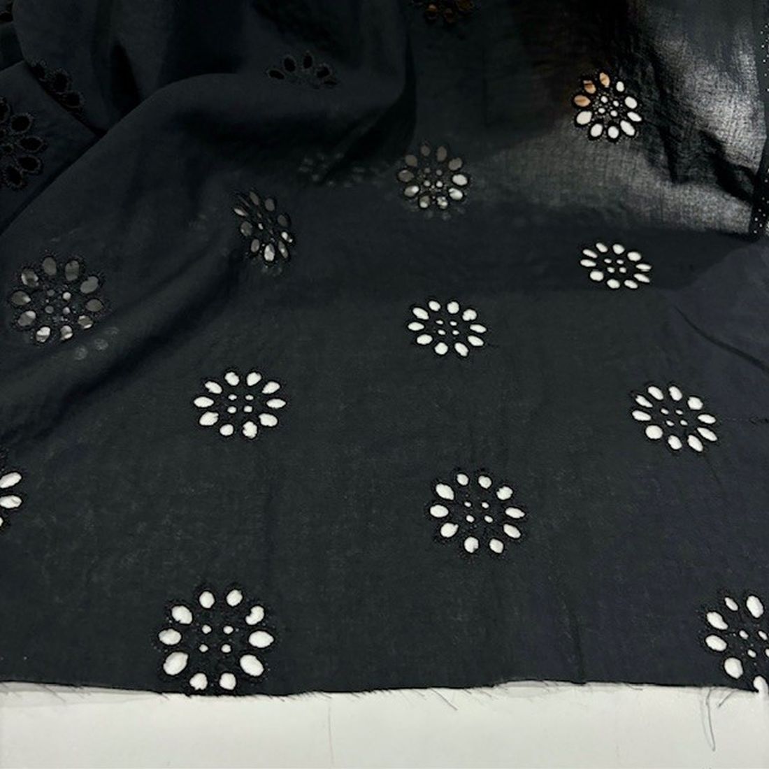 Çiçekli Saf Pamuk Fisto Kumaş Siyah S1