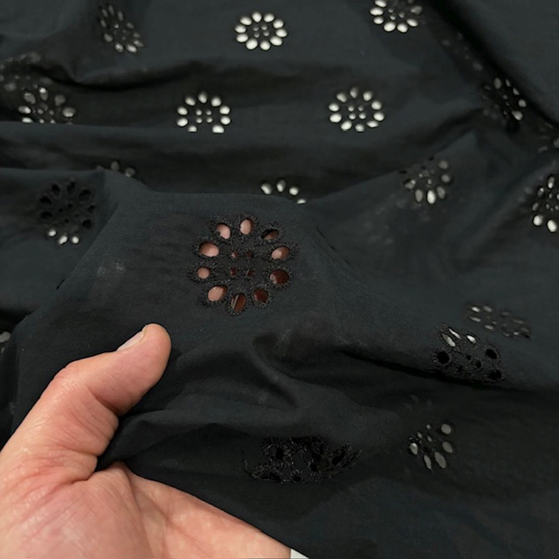 Çiçekli Saf Pamuk Fisto Kumaş Siyah S1