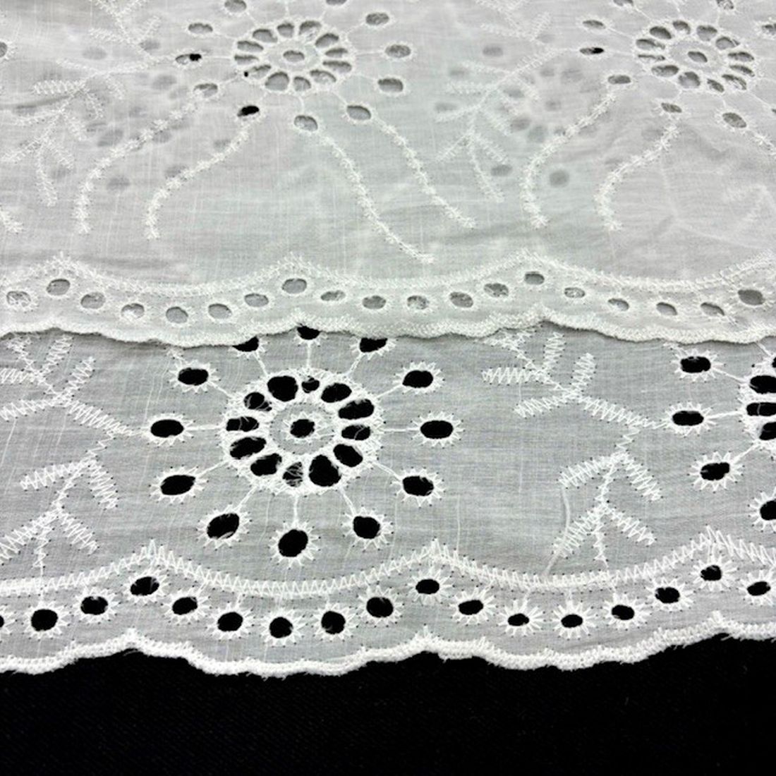 Çiçek Nakışlı %100 Pamuklu Fisto Kumaş S1