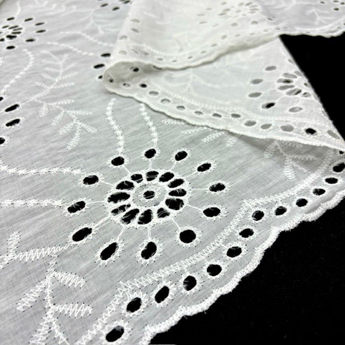 Çiçek Nakışlı %100 Pamuklu Fisto Kumaş S1