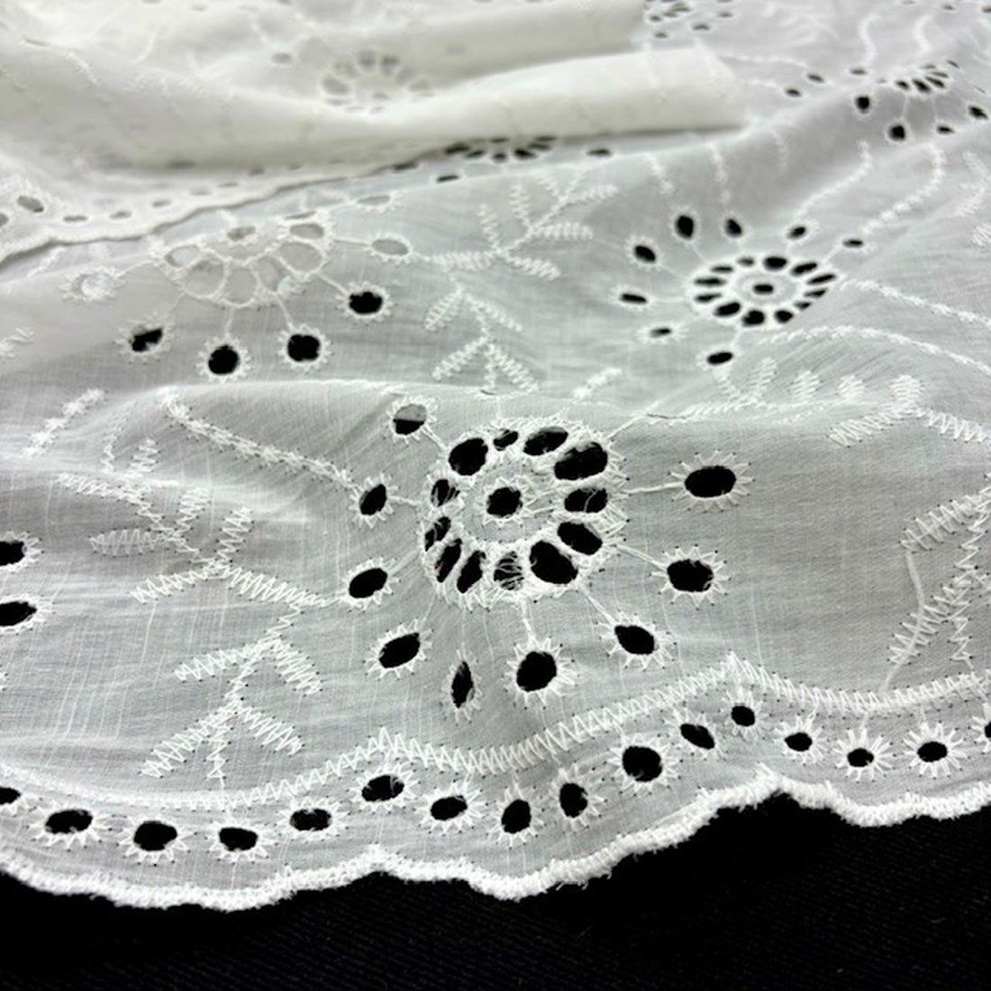 Çiçek Nakışlı %100 Pamuklu Fisto Kumaş S1