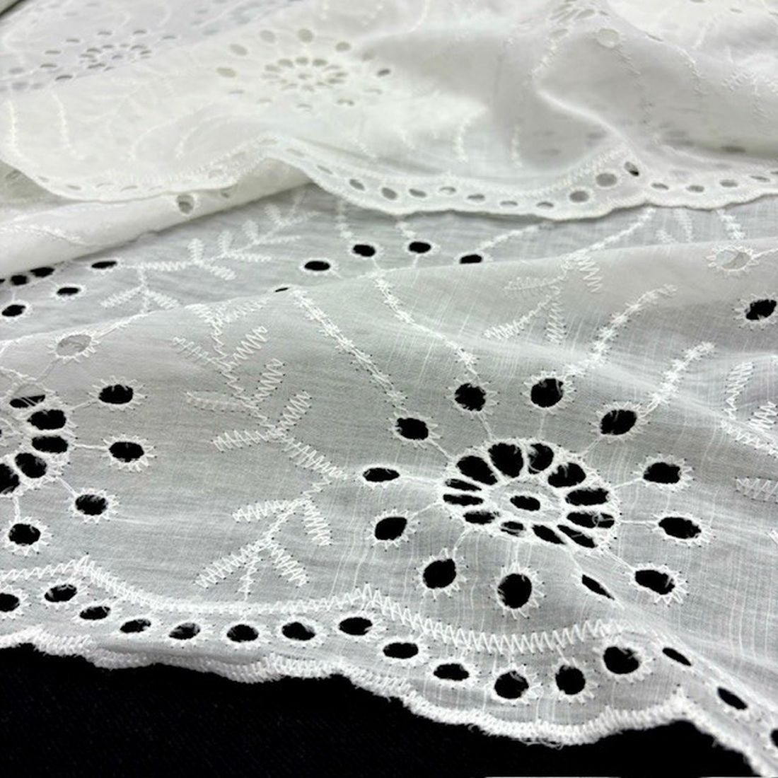 Çiçek Nakışlı %100 Pamuklu Fisto Kumaş S1