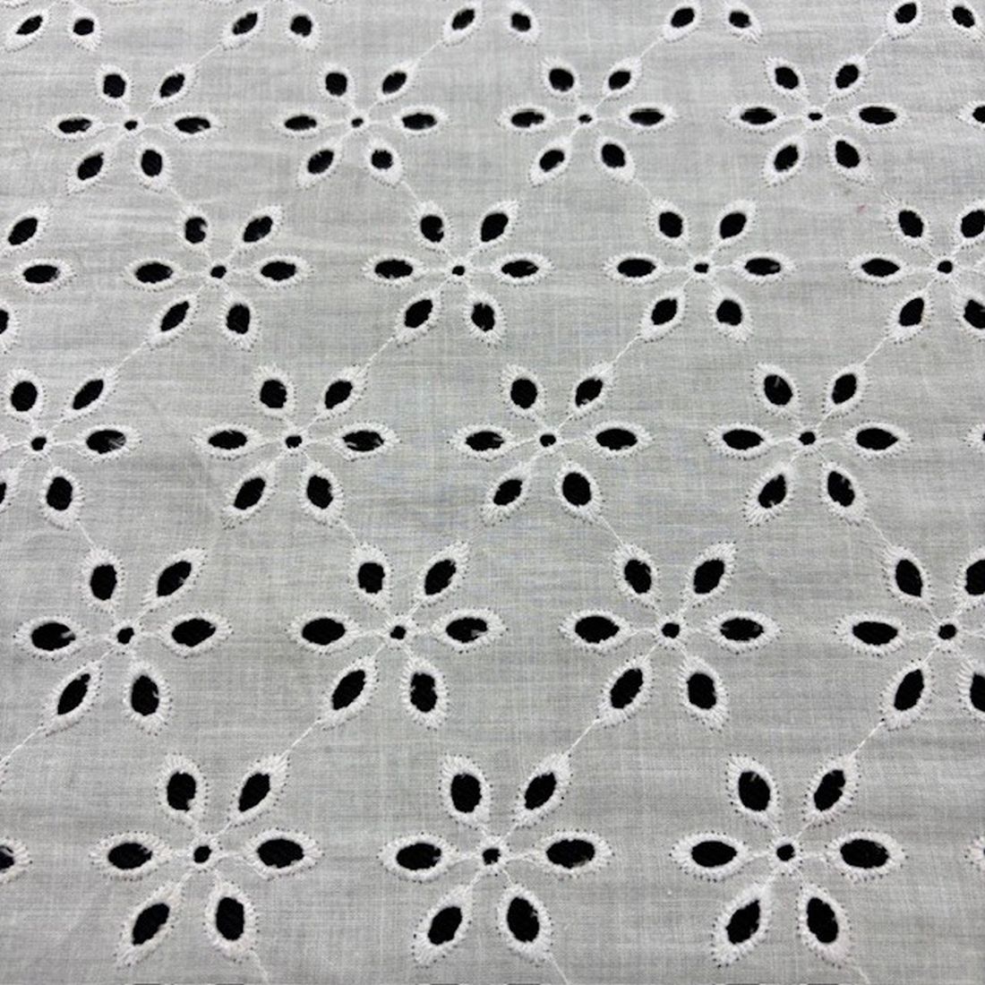 Saf Pamuk Çiçekli Fisto Kumaş Beyaz YVZ