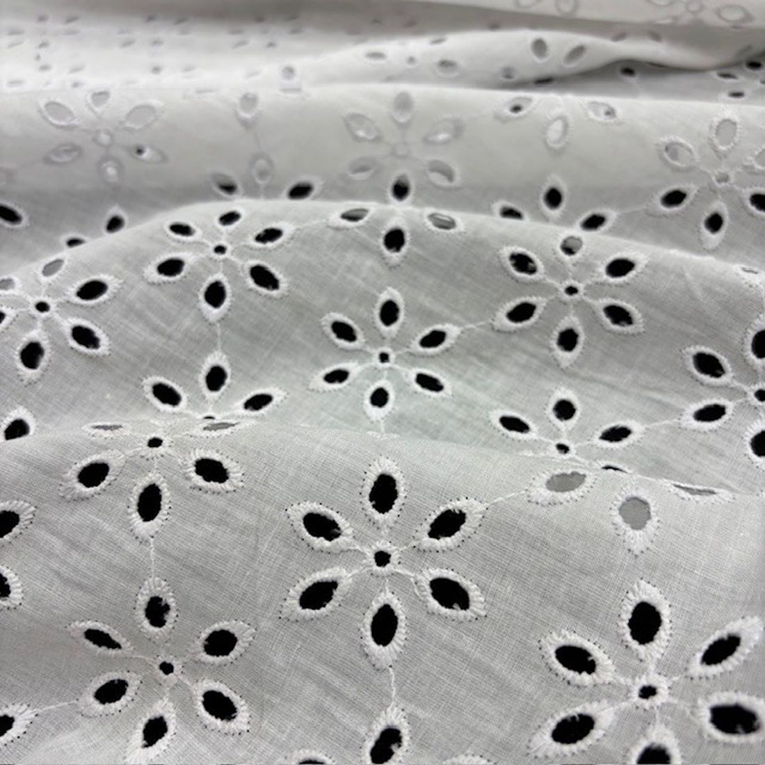 Saf Pamuk Çiçekli Fisto Kumaş Beyaz YVZ