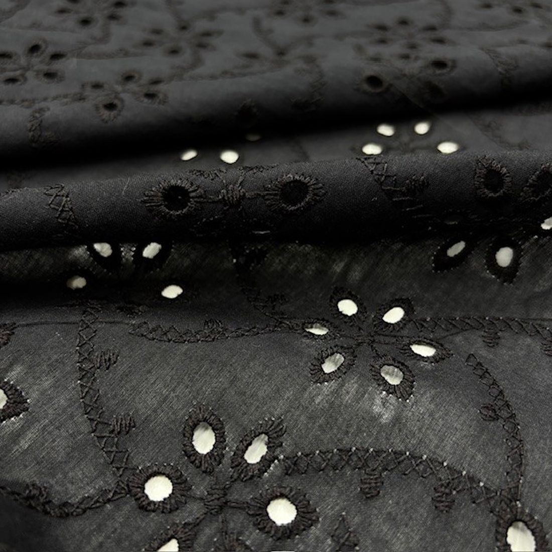 Siyah Çiçekli Saf Pamuklu Fisto Kumaş