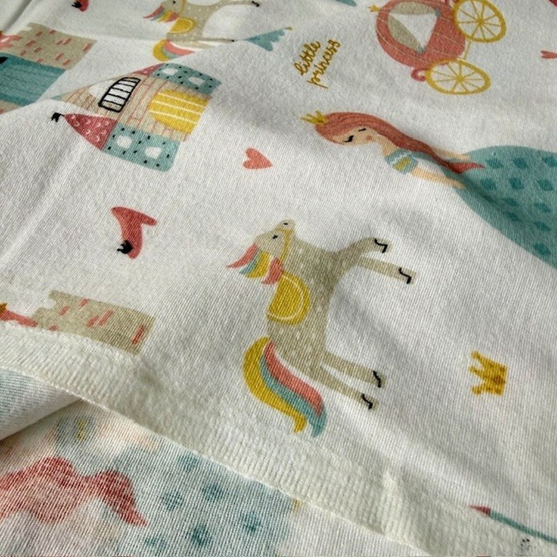 Çiften Küçük Prenses Desenli Pazen Kumaş