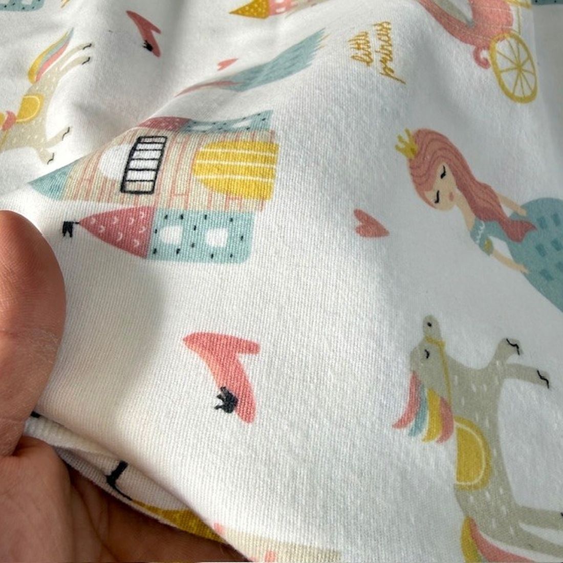 Çiften Küçük Prenses Desenli Pazen Kumaş