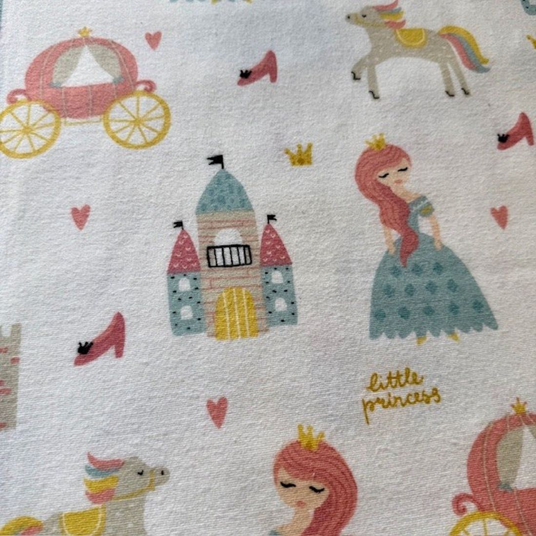 Çiften Küçük Prenses Desenli Pazen Kumaş