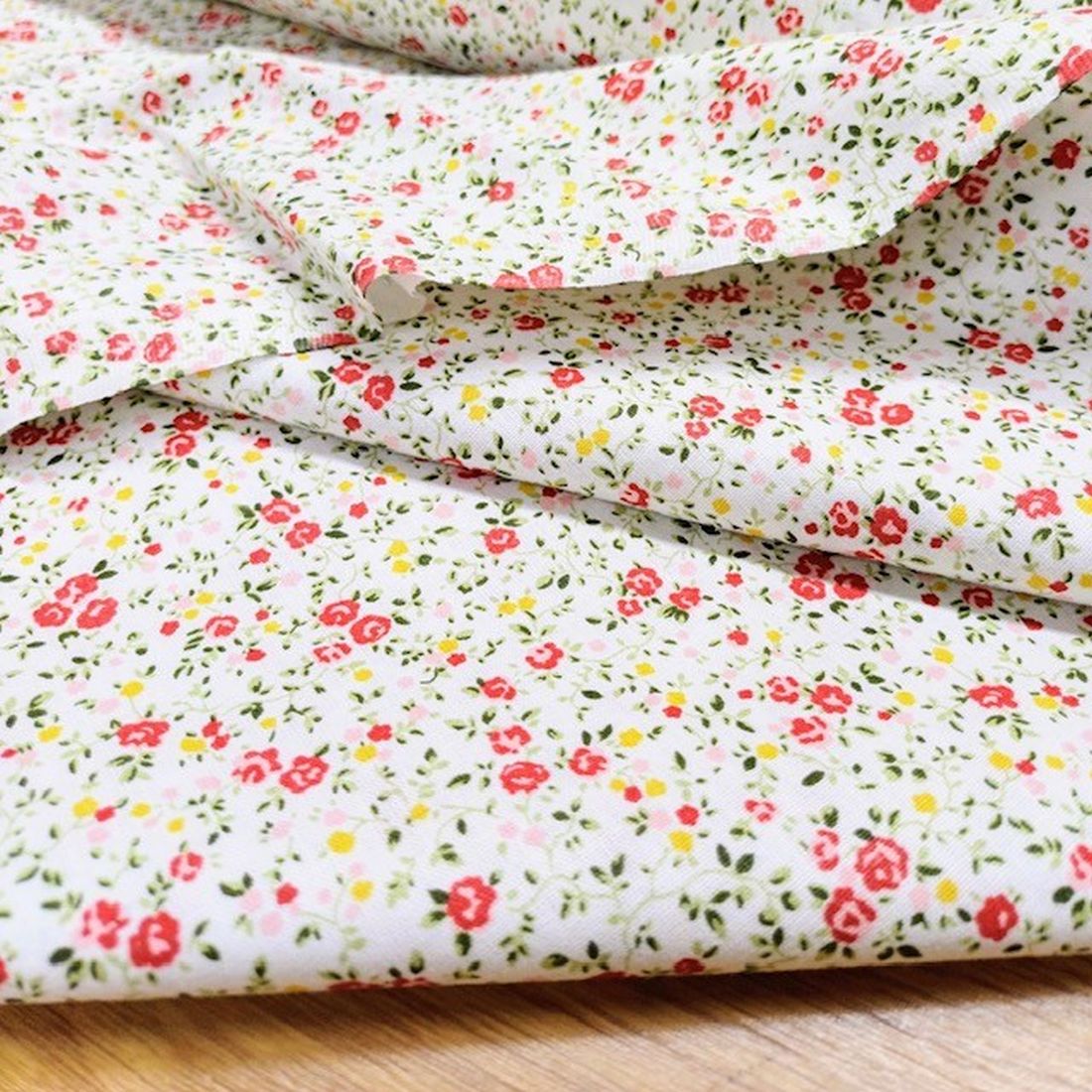 Kırmızı Minik Çiçekli Poplin Kumaş AYT