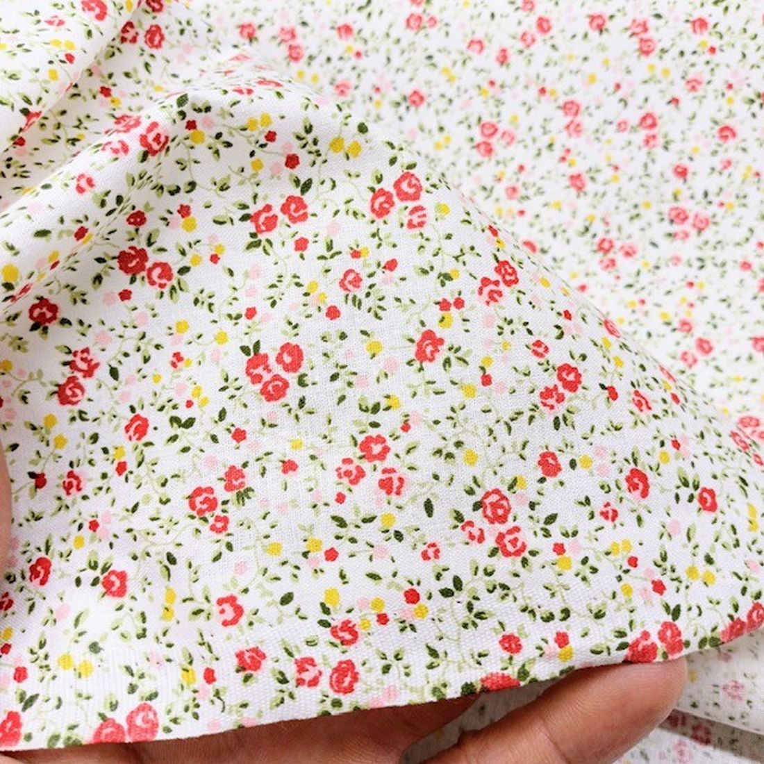 Kırmızı Minik Çiçekli Poplin Kumaş AYT