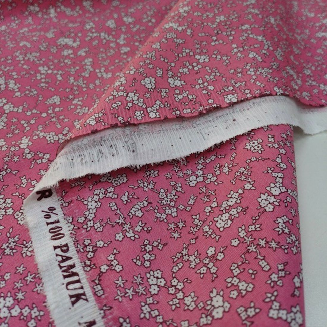 Minik Pembe Beyaz Çiçekli Poplin Kumaş AYT